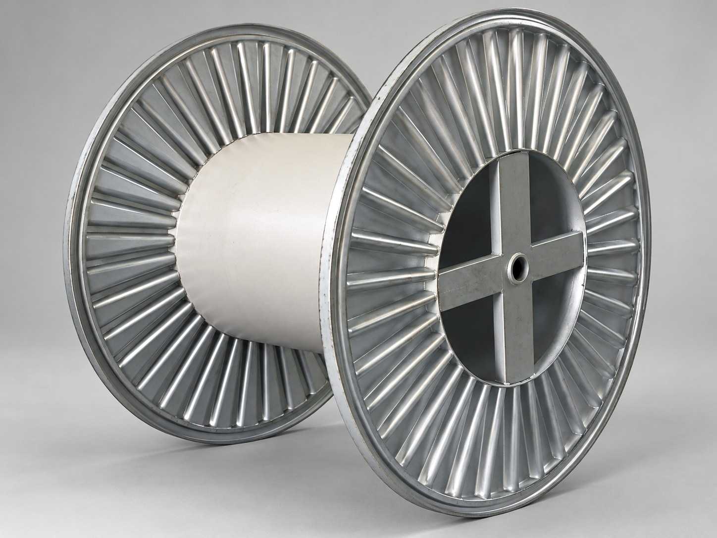Bobina One-Way estampada, com flanges prateados de nervuras radiais e tambor branco (imagem ilustrativa)