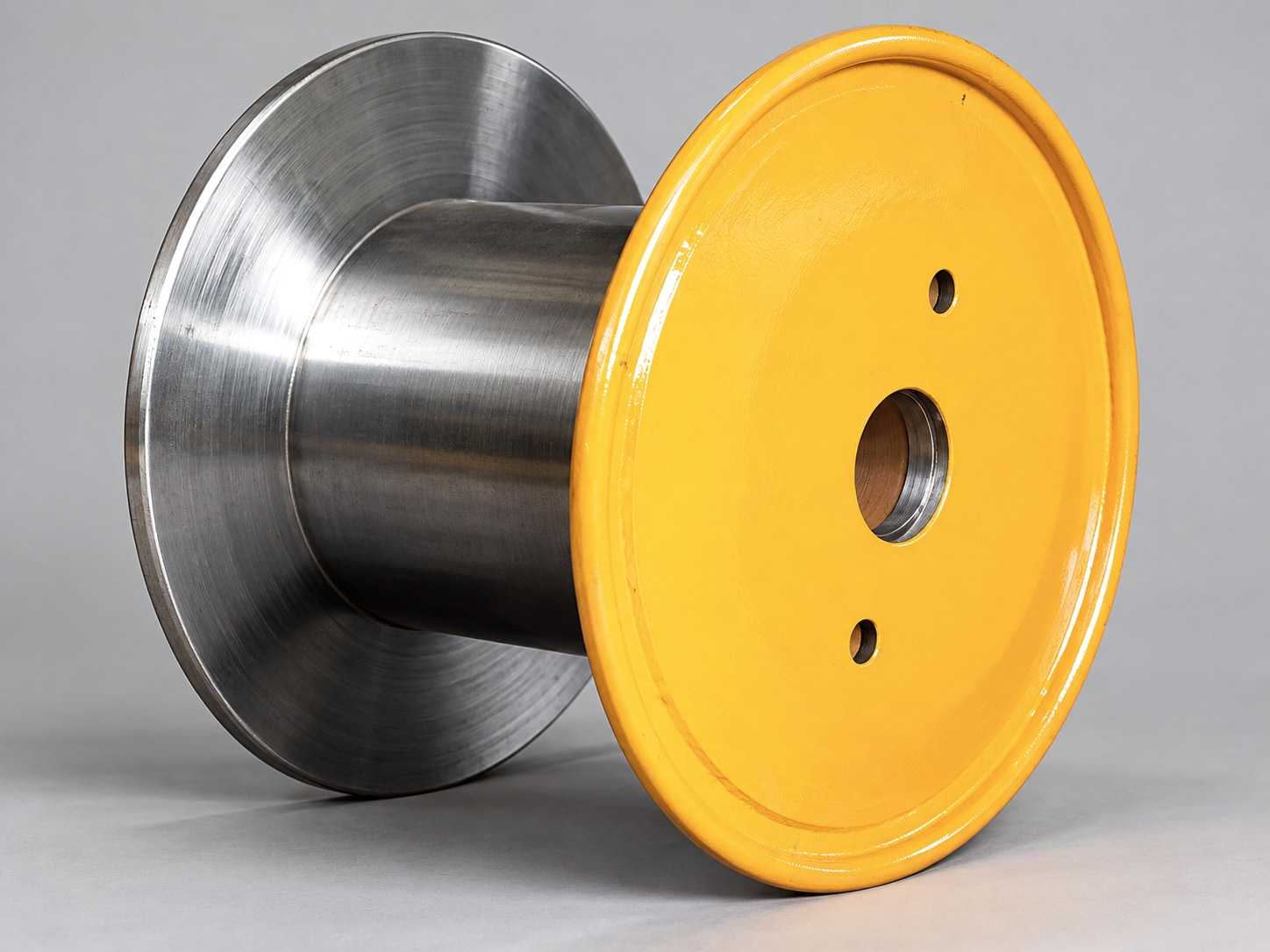 Bobina para processo com tambor de aço usinado e um flange amarelo (imagem ilustrativa)