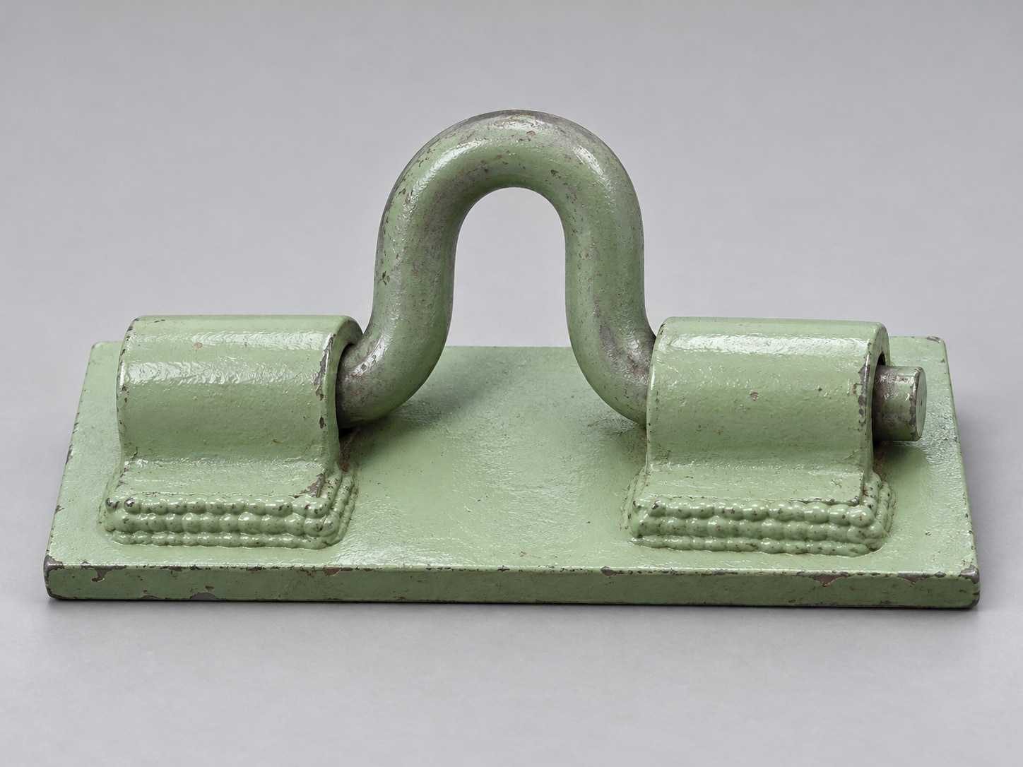D-ring verde soldado em placa-base, com blocos de articulação (imagem ilustrativa)